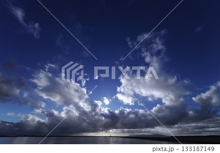 多様な雲がダイナミックに広がった夕空と港・超広角・空主体・240218pm 多様な雲がダイナミックに広がった夕空と港・超広角・空主体・240218pm 133187149