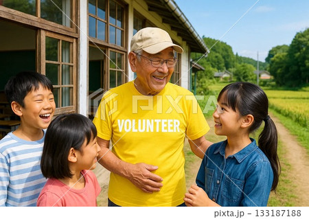 子どもたちと交流するシニアボランティア 133187188