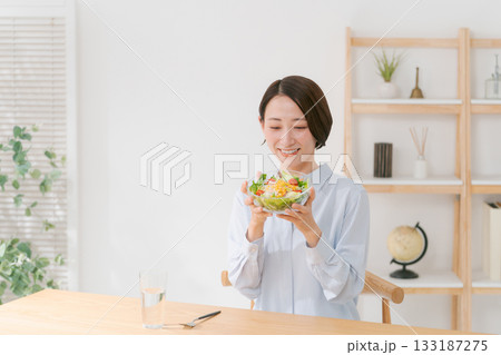 ダイニングで食事する若い女性 133187275