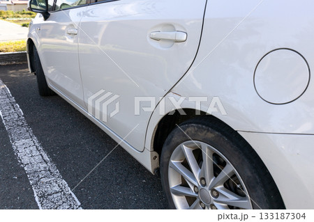 自動車後部タイヤ付近のへこみ傷 自動車後部タイヤ付近のへこみ傷 133187304