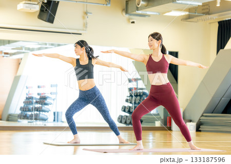 ヨガ　女性　 133187596