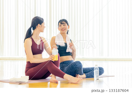ヨガの合間に休憩をする女性 133187604
