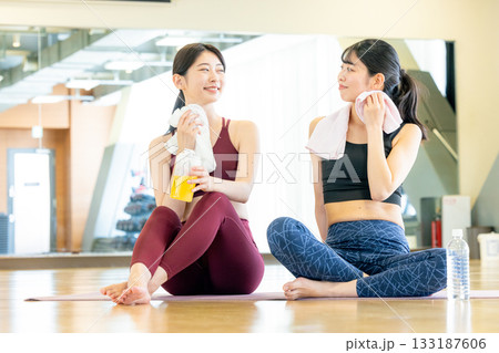 ヨガの合間に休憩をする女性 ヨガの合間に休憩をする女性 133187606