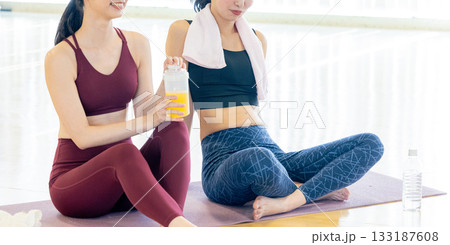 ヨガの合間に休憩をする女性 133187608