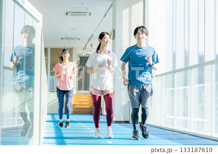 室内トラックで走る男女 133187610