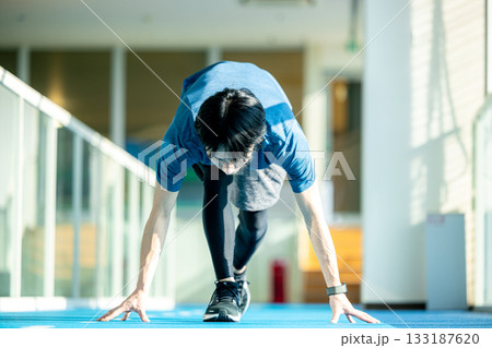 スポーツをする男性 133187620