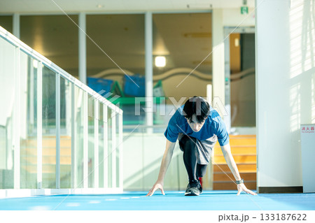 スポーツをする男性 133187622