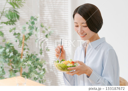 ダイニングで食事する若い女性 133187672