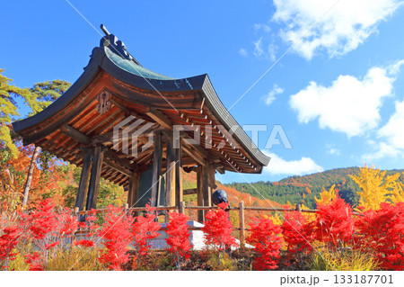 信濃大町の古刹　霊松寺の秋 133187701