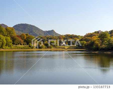 紅葉が広がる池の風景 133187713