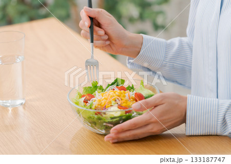 サラダを持つ女性の手元 サラダを持つ女性の手元 133187747