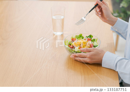 サラダを持つ女性の手元 133187751