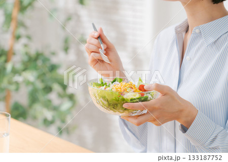 サラダを持つ女性の手元 サラダを持つ女性の手元 133187752