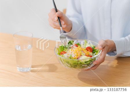 サラダを持つ女性の手元 133187756