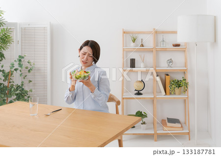 ダイニングで食事する若い女性 133187781