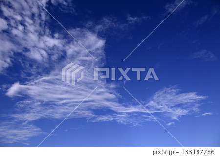 青空に浮かぶ雲 133187786