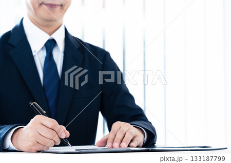 ペンを持つビジネスマン ペンを持つビジネスマン 133187799
