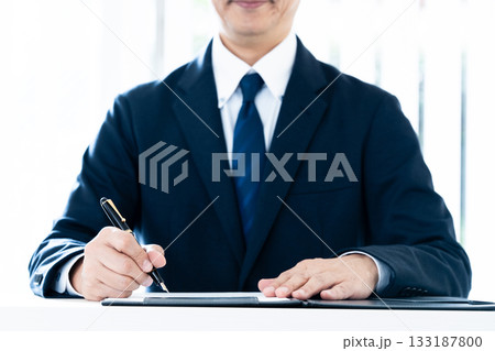 ペンを持つビジネスマン 133187800