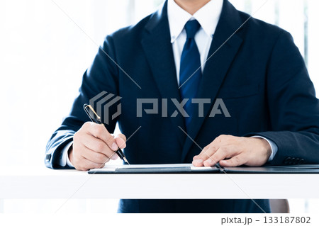 ペンを持つビジネスマン 133187802