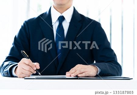 ペンを持つビジネスマン ペンを持つビジネスマン 133187803