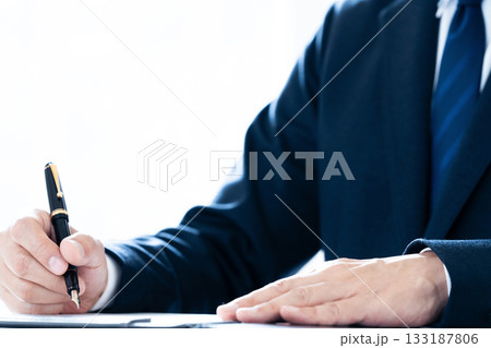 ペンを持つビジネスマン 133187806