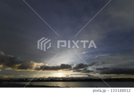 多様な雲がドラマチックに朝焼けした夜明け空・冬・超広角・空主体・240216am 133188012