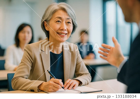セミナーで学び直しに励むシニア女性 133188034