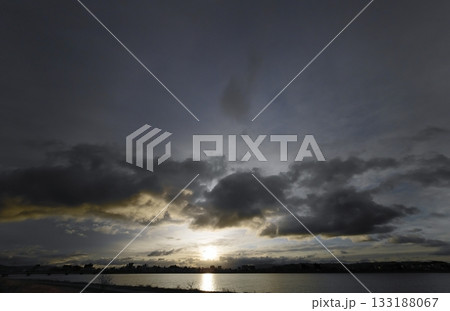 多様な雲がドラマチックに朝焼けした朝空・冬・超広角・空主体・240216am 133188067