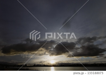 多様な雲がドラマチックに朝焼けした朝空・冬・超広角・空主体・240216am 133188073