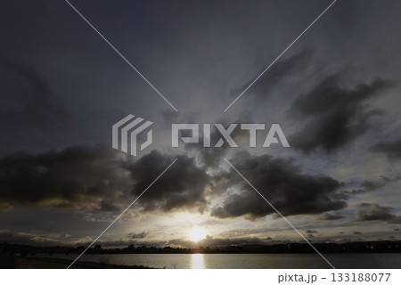 多様な雲がドラマチックに朝焼けした朝空・冬・超広角・空主体・240216am 133188077