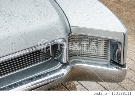 古い自動車のヘッドライト　Headlight of the old car 133188111