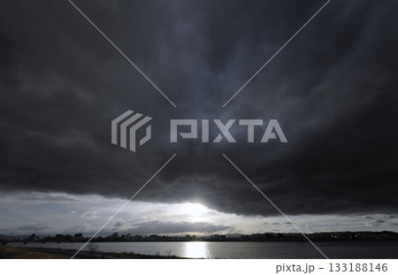 多様な雲がダイナミックに広がった朝空と川・冬・超広角・空主体・240216am 133188146