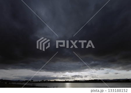 多様な雲がダイナミックに広がった朝空と川・冬・超広角・空主体・240216am 133188152