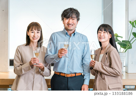 シャンパンを持ってオフィスに並ぶビジネスマンとビジネスウーマン(チームワーク,決起集会,祝勝会) シャンパンを持ってオフィスに並ぶビジネスマンとビジネスウーマン(チームワーク,決起集会,祝勝会) 133188186