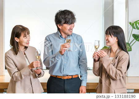 シャンパンを持ってオフィスに並ぶビジネスマンとビジネスウーマン(チームワーク,決起集会,祝勝会) シャンパンを持ってオフィスに並ぶビジネスマンとビジネスウーマン(チームワーク,決起集会,祝勝会) 133188190