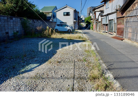 古い街中の空き地 133189046