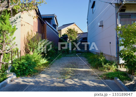 古い街中の空き地 133189047