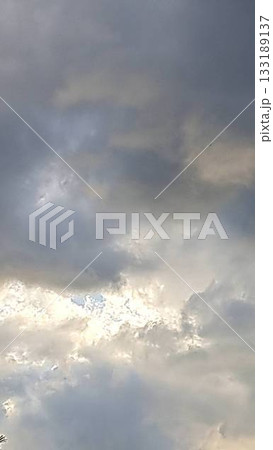 雲の隙間から見える光 133189137