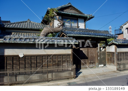 日本の古い町の家屋 133189149