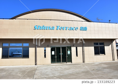 熱海市 初島港のShima Terrase(島テラス)と青空 熱海市 初島港のShima Terrase(島テラス)と青空 133189223