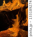 真っ赤な炎の焚き火 133189274