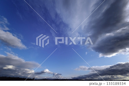 多様な雲がダイナミックに広がった夕方の空と街並・冬・超広角・空主体・240206pm 133189334