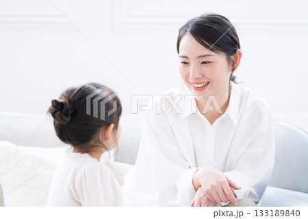 子どもの話を聞くお母さん　傾聴 133189840