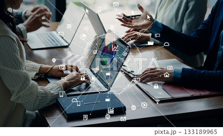 会議するビジネスパーソンのグループと通信ネットワークのコンセプト 133189965