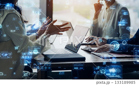 会議するビジネスパーソンのグループとデジタルテクノロジーのコンセプト 133189985