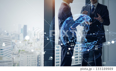 会議するビジネスパーソンのグループとグローバルビジネスのコンセプト 133189989