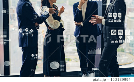 会話するビジネスパーソンのグループとビジネスデータのコンセプト 会話するビジネスパーソンのグループとビジネスデータのコンセプト 133189994