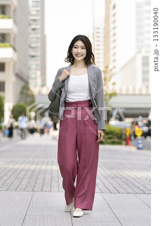 オフィス街を歩く30代のビジネスウーマン 133190040