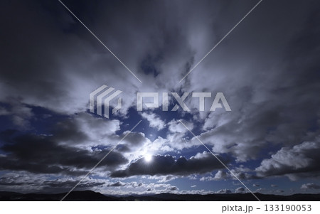 爽やかな青空に雲がダイナミックに広がった朝空・冬・超広角・空主体・240226am 133190053