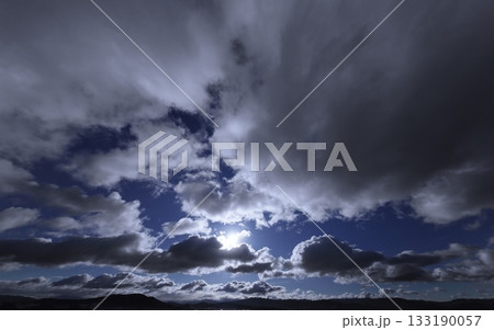 爽やかな青空に雲がダイナミックに広がった朝空・冬・超広角・空主体・240226am 爽やかな青空に雲がダイナミックに広がった朝空・冬・超広角・空主体・240226am 133190057